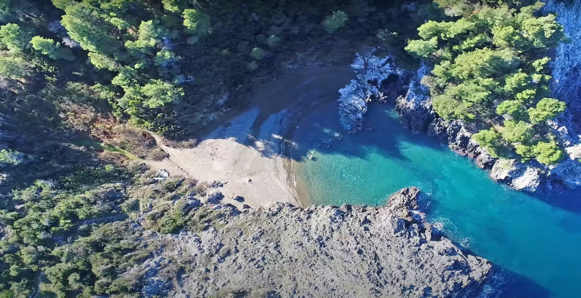 Στενό Λινάρι: Η εξωτική φυσική πισίνα στην Εύβοια