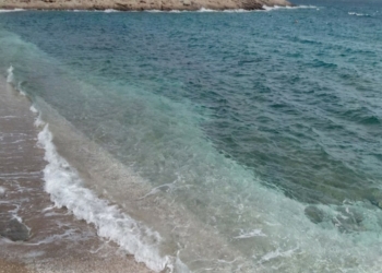 Τσονίμα: Η ψαγμένη μικρή παραλία στην Αττική