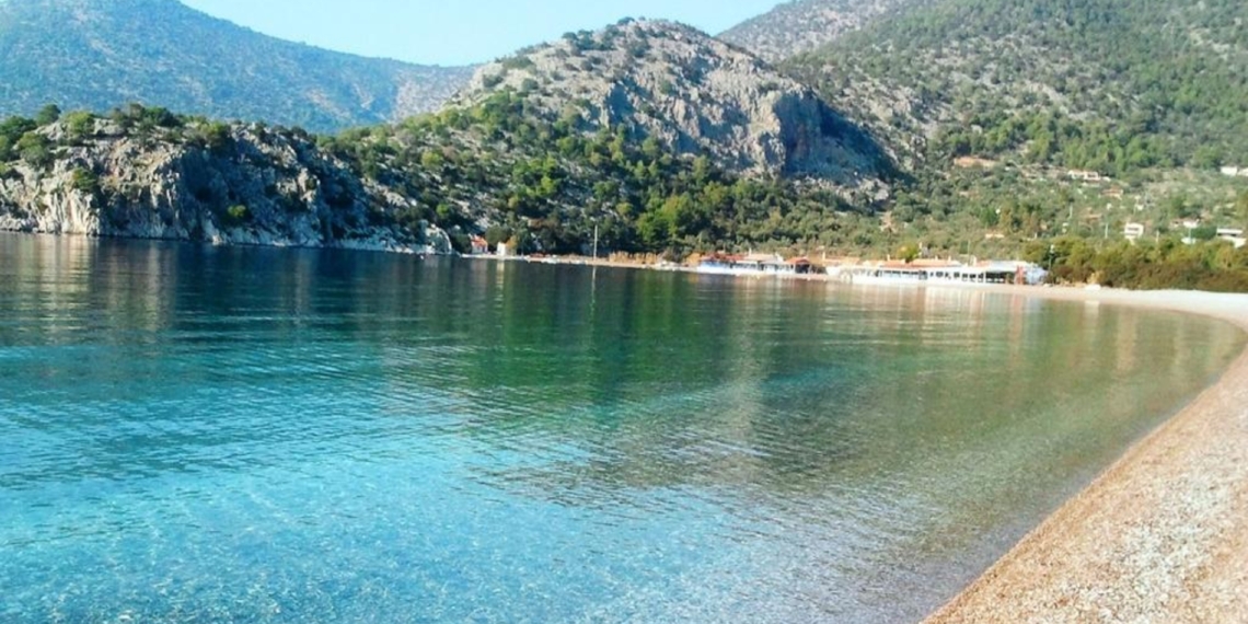 Τέσσερις παραλίες στην Αττική με ζεστά νερά