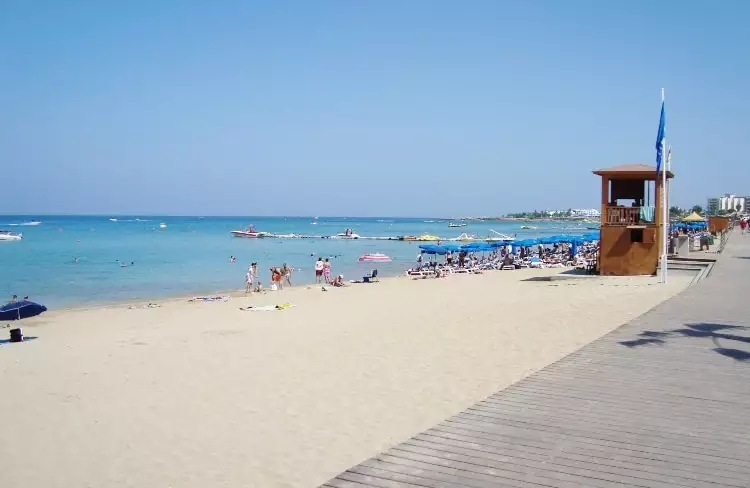 Η παραλία… Μάλαμα της Κύπρου που σε κερδίζει με την ηρεμία της