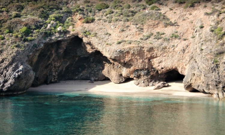 Evia: The sandy beach that creates small natural beaches of its own