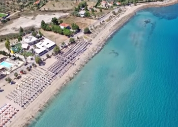 Η αχανής εξωτική παραλία μια ώρα μακριά από την Αθήνα