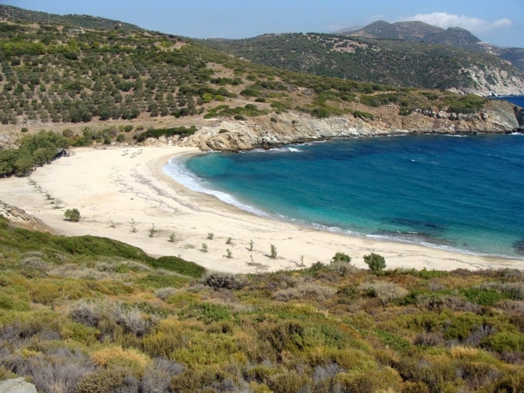 Χερόμυλος: Η εξωτική παραλία του Αιγαίου που πας οδικώς από την Αθήνα