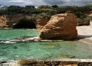 The hidden beach of Attica where you go... swimming1