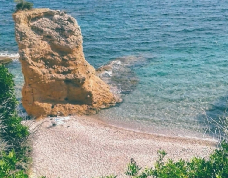 Η κρυφή παραλία της Αττικής που πας… κολυμπώντας