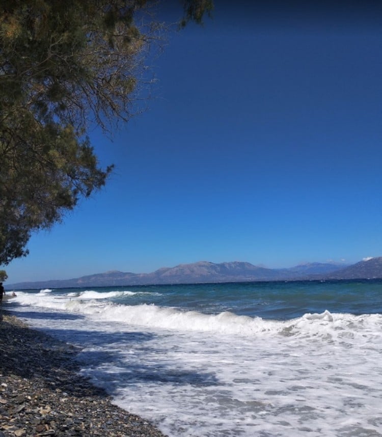 Παραλία Αγκώνα: Η βοτσαλωτή και καθαρή της Αττικής1