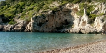 Lakazeza : The unexplored blue-green beach 1.5 hours from Athens1