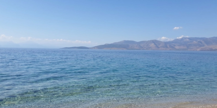 Άγιος Μηνάς: Η παραλία με τα ζεστά και κρυστάλλινα νερά κοντά στην Αττική