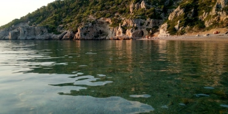 Λακαζέζα: Η ανεξερεύνητη γαλαζοπράσινη παραλία 1,5 ώρα από την Αθήνα