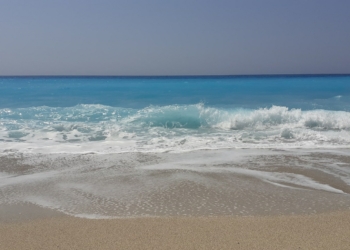 Πευκούλια: Η γαλάζια παραλία που ευχαριστιέσαι ακόμη και το κύμα1
