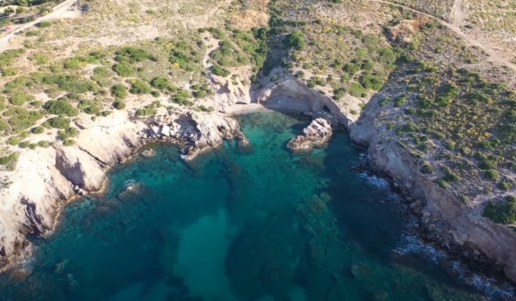 Η ανεξερεύνητη παραλία της Αττικής με το παράξενο όνομα