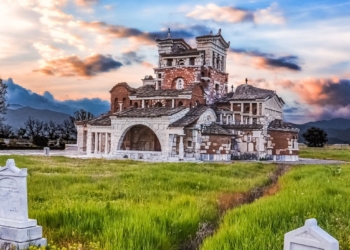 Αρκαδία - Αγία Φωτεινή - Αρχαία Μαντινεία: Η ελληνική εκκλησία που αποτελεί μια από τις πιο παράξενες του κόσμου