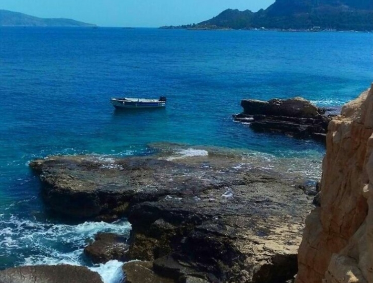Το ελληνικό νησί που δεν έχει παραλίες με αμμουδιά