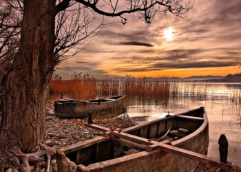 Φλώρινα: Η λίμνη Πετρών με την κινηματογραφική ομορφιά