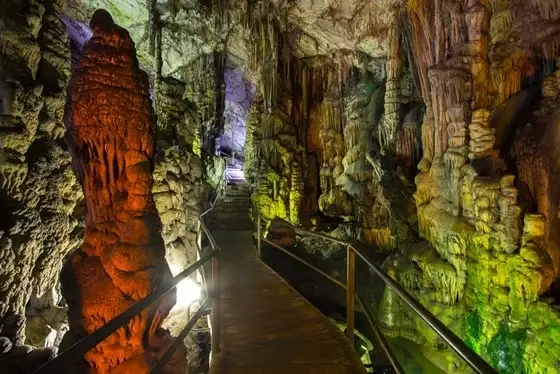 Το σπήλαιο του Δία που είναι κρυμμένο στα 1.000 μέτρα υψόμετρο