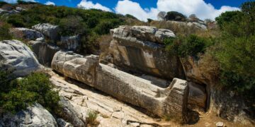 Νάξος: Το αρχαίο ελληνικό άγαλμα που βρίσκεται ξαπλωμένο εδώ και αιώνες