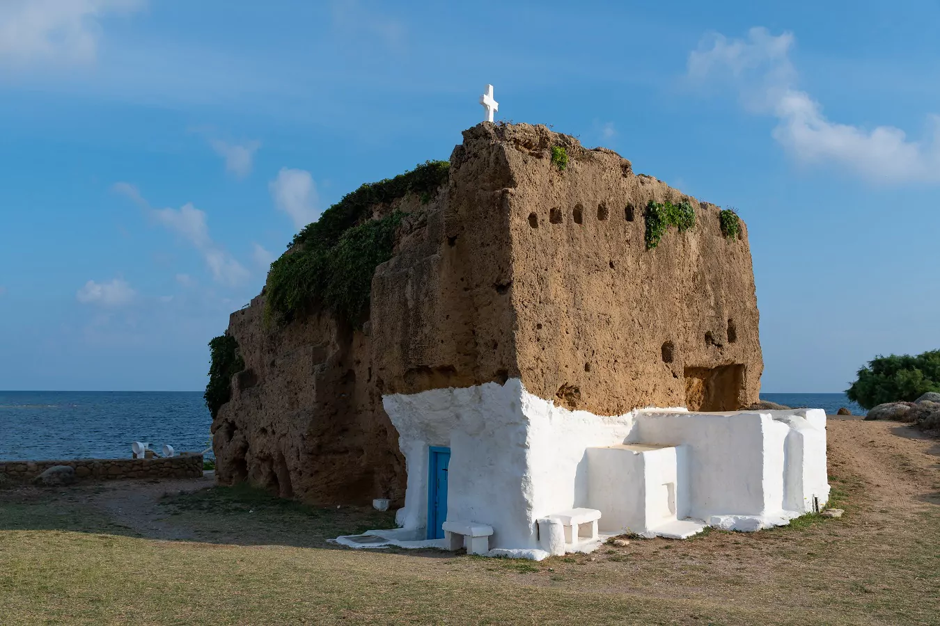Ο υπόσκαφος ελληνικός ναός που έχει σκαλιστεί κυριολεκτικά πάνω στο βράχο