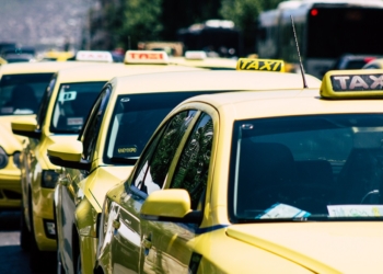 Γιατί τα ταξί έχουν μια μπλε λωρίδα υποχρεωτικά στο πλάι