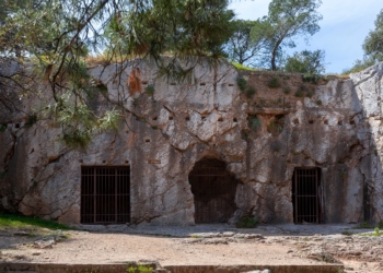 Φυλακή του Σωκράτη: Η σπηλιά στο κέντρο της Αθήνας