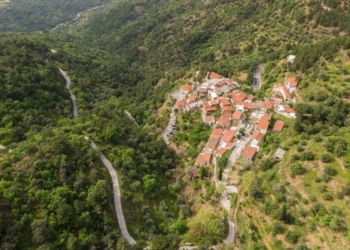 Λεπτόποδα - Χίος: Το ελληνικό χωριό με τα σπίτια που έχουν μια τρύπα στην οροφή