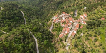 Λεπτόποδα - Χίος: Το ελληνικό χωριό με τα σπίτια που έχουν μια τρύπα στην οροφή