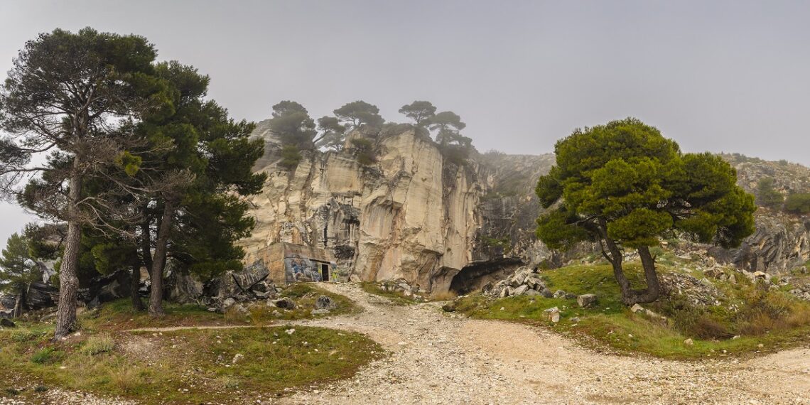 Σπηλιά του Νταβέλη: Τα μυστήρια, οι θρύλοι και η αλήθεια για το λήσταρχο