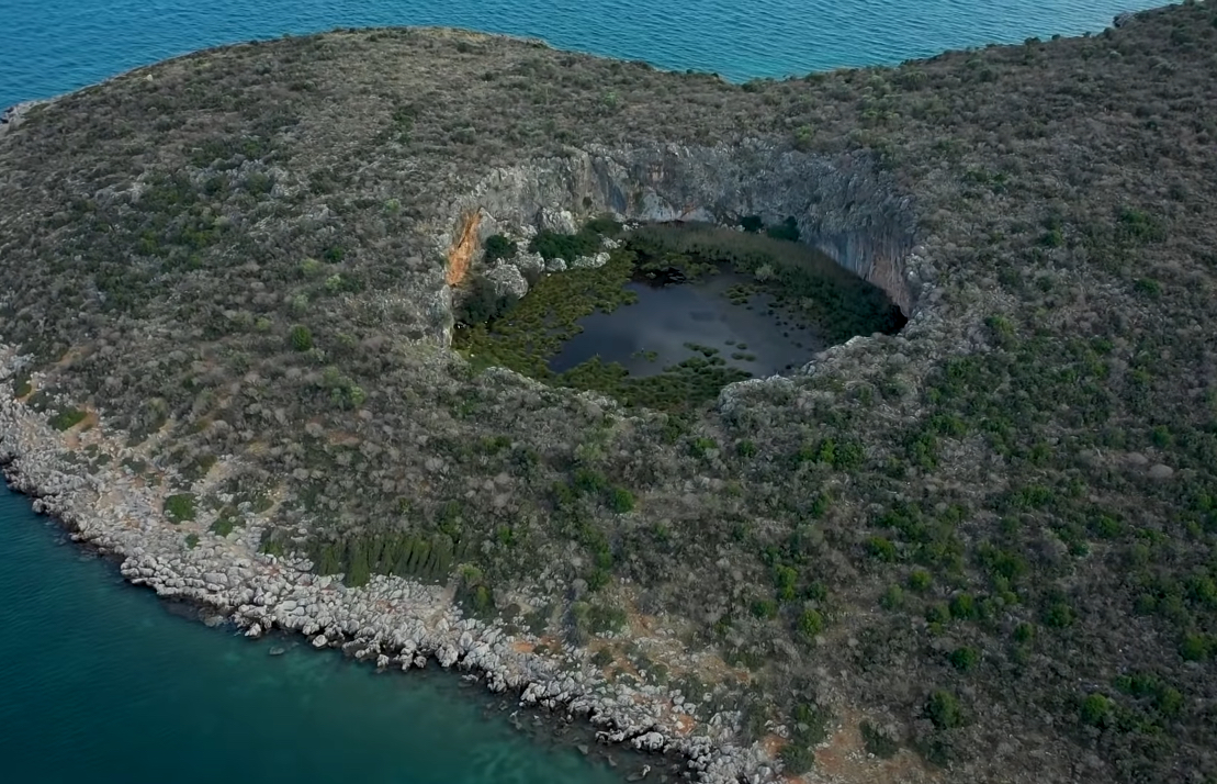 Ο κρατήρας με τα νούφαρα στην νησίδα του Αγίου Αθανάσιου στη Φωκίδα