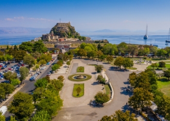 Το ελληνικό νησί που έχει τη μεγαλύτερη πλατεία των Βαλκανίων