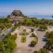 Το ελληνικό νησί που έχει τη μεγαλύτερη πλατεία των Βαλκανίων
