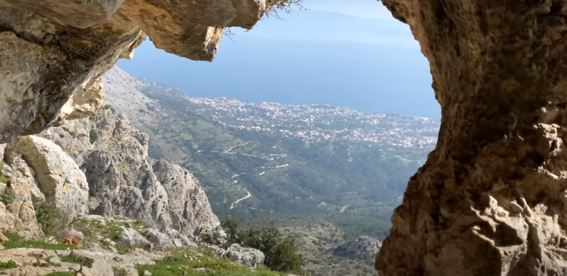 Δρακοντόσπηλος: Το μέρος της Ελλάδας που δεν μπορούν να προσεγγίσουν όλοι