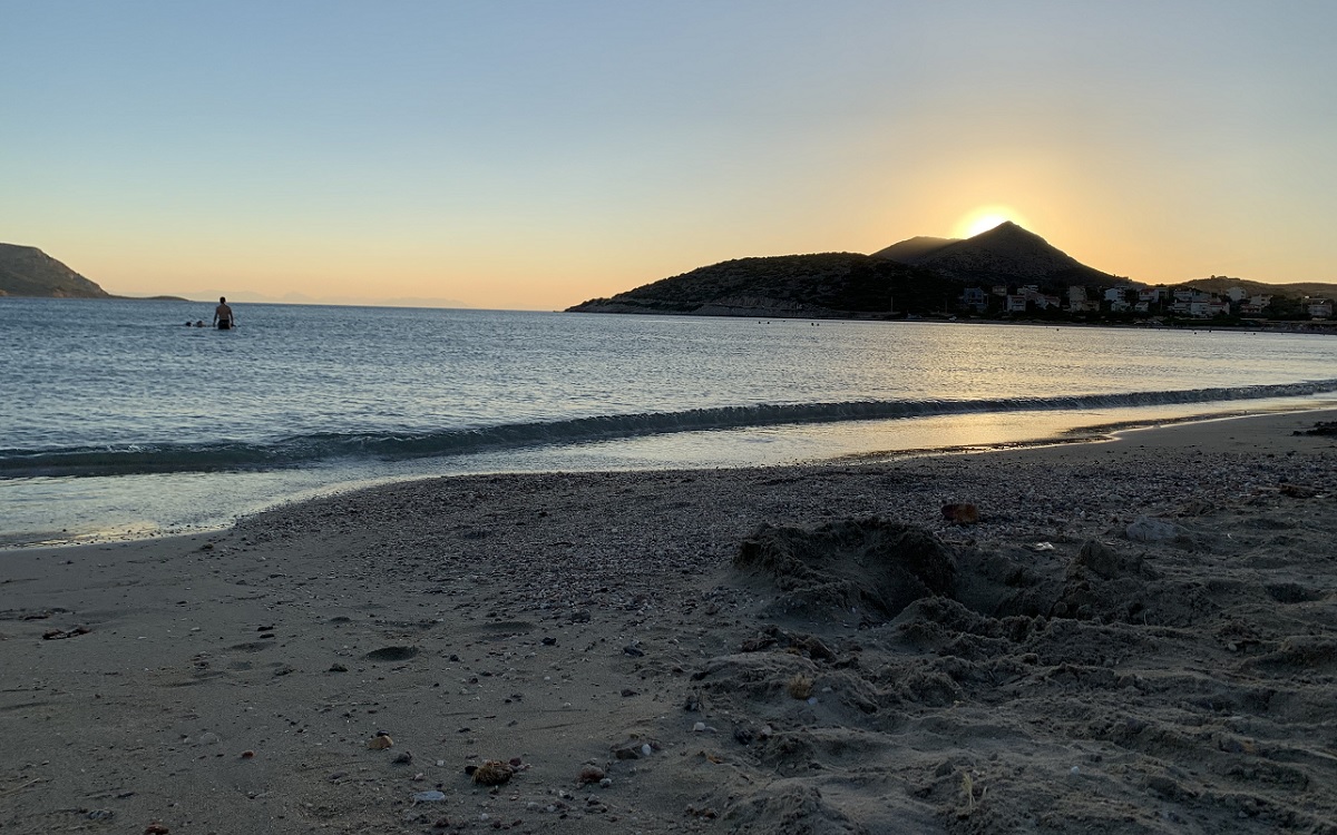 Παραλίες Αττικής: Ηλιοβασίλεμα στην παραλία Χάρακας