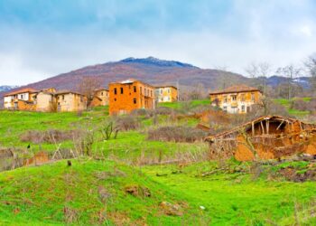 Το χωριό-φάντασμα της Ελλάδας με τα σπίτια που δημιουργούν ένα απόκοσμο σκηνικό