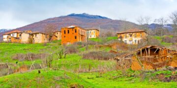 Το χωριό-φάντασμα της Ελλάδας με τα σπίτια που δημιουργούν ένα απόκοσμο σκηνικό