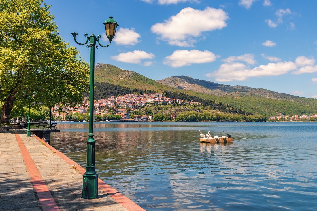 Ταξίδι στην Καστοριά: Λίμνη Ορεστιάδα βόλτα με το καραβάκι Ολυμπία