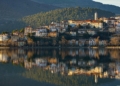 Ταξίδι στην Καστοριά: Γιατί την αποκαλούν η πιο όμορφη πόλη της Ελλάδας;