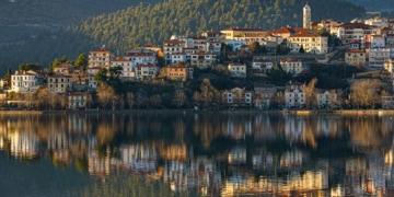 Ταξίδι στην Καστοριά: Γιατί την αποκαλούν η πιο όμορφη πόλη της Ελλάδας;