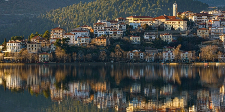 Ταξίδι στην Καστοριά: Γιατί την αποκαλούν η πιο όμορφη πόλη της Ελλάδας;