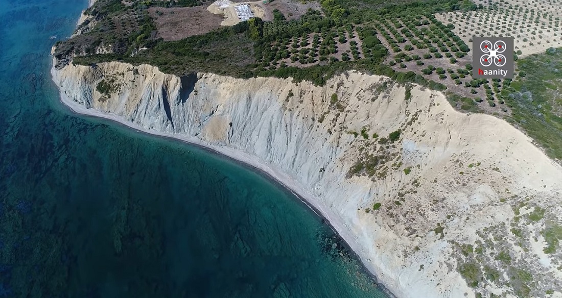 Μεσσηνία: Οι... «Νορμανδικές» ακτές της Ελλάδας που είναι σκέτη μαγεία από ψηλά