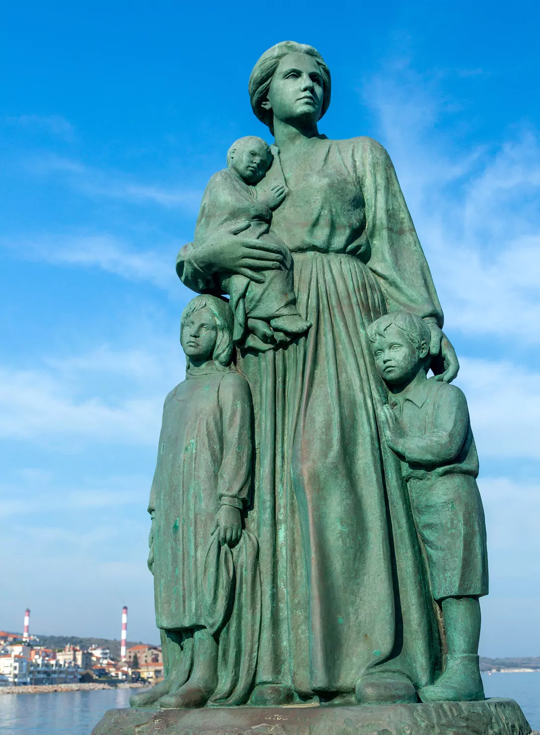 Λέσβος: Άγαλμα Μικρασιάτισσας Μάνας