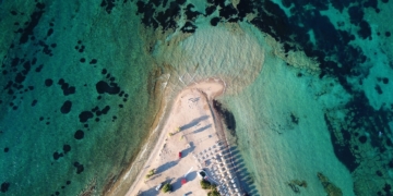 Αγκίστρι: Το σμαραγδένιο νησί στον Αργοσαρωνικό με τις καταπληκτικές παραλίες