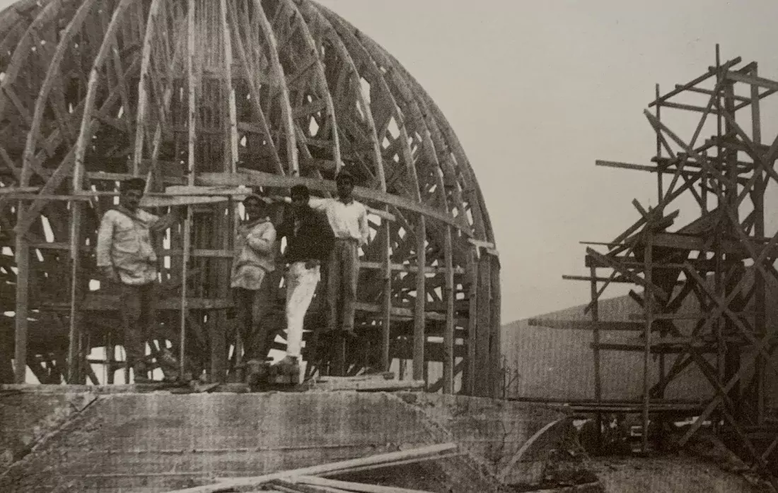 Σπάνια φωτογραφία από την κατασκευή του τρούλου του Ιερού ναού Παναγιάς Φανερωμένης στον Χολαργό