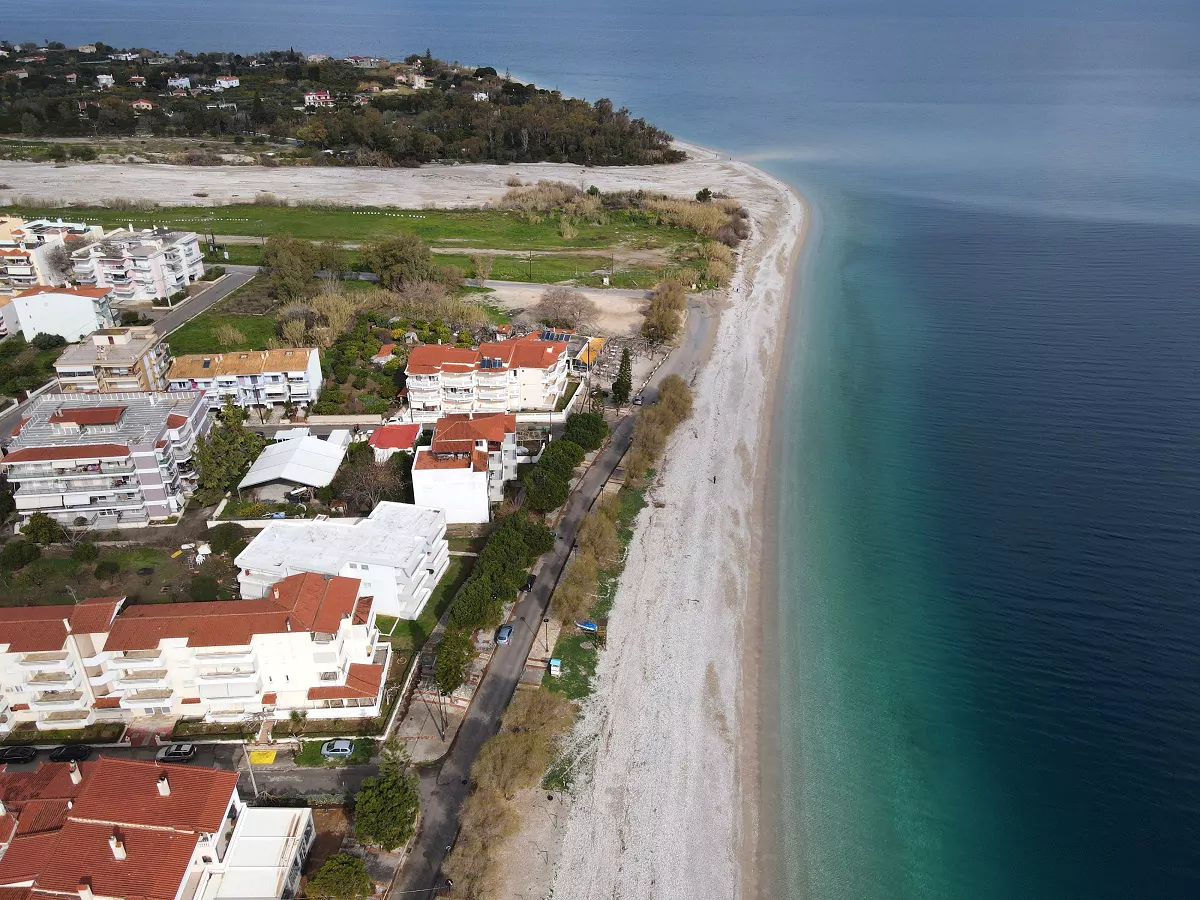 Ακράτα: Η παραλία στην Πελοπόννησο για δροσερές βουτιές