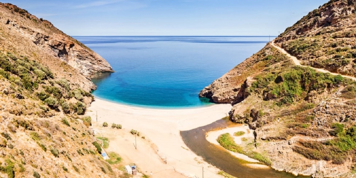 Η παραλία της Εύβοιας με τα κρυστάλλινα νερά που δε θα βρεις ποτέ πολύ κόσμο