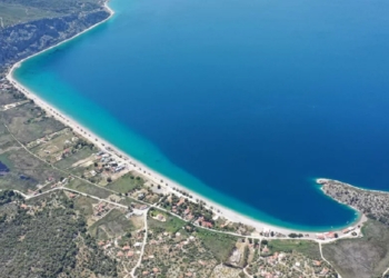 Ψάθα: Η παραλία της Αττικής με τα βαθυγάλαζα νερά