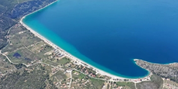 Ψάθα: Η παραλία της Αττικής με τα βαθυγάλαζα νερά