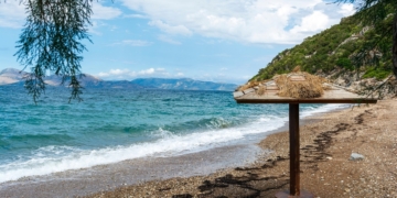 Σέσι: Μπάνιο σε μια από τις ήσυχες παραλίες της Αττικής
