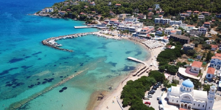 Σκάλα: Το λιμάνι του Σαρωνικού με τα γαλαζοπράσινα νερά που μοιάζει με πίνακα