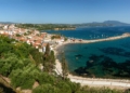 Κορώνη: Η μαγική πλωτή καστροπολιτεία της Ελλάδας με τα γαλαζοπράσινα νερά