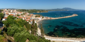 Κορώνη: Η μαγική πλωτή καστροπολιτεία της Ελλάδας με τα γαλαζοπράσινα νερά
