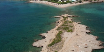 Παραλίες Αττικής: Το νησί που πας... κολυμπώντας!